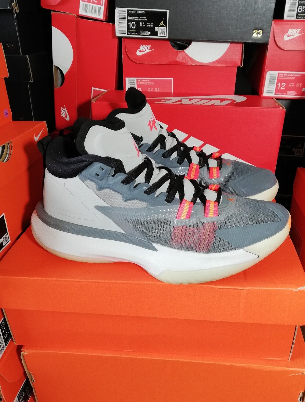 AIR JORDAN ZION MEN US SIZE 8.5 GOOD CONDITION